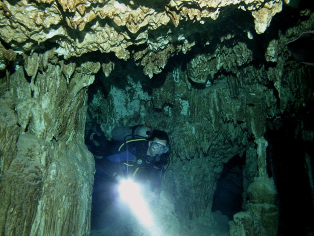 Cenote con lamparas